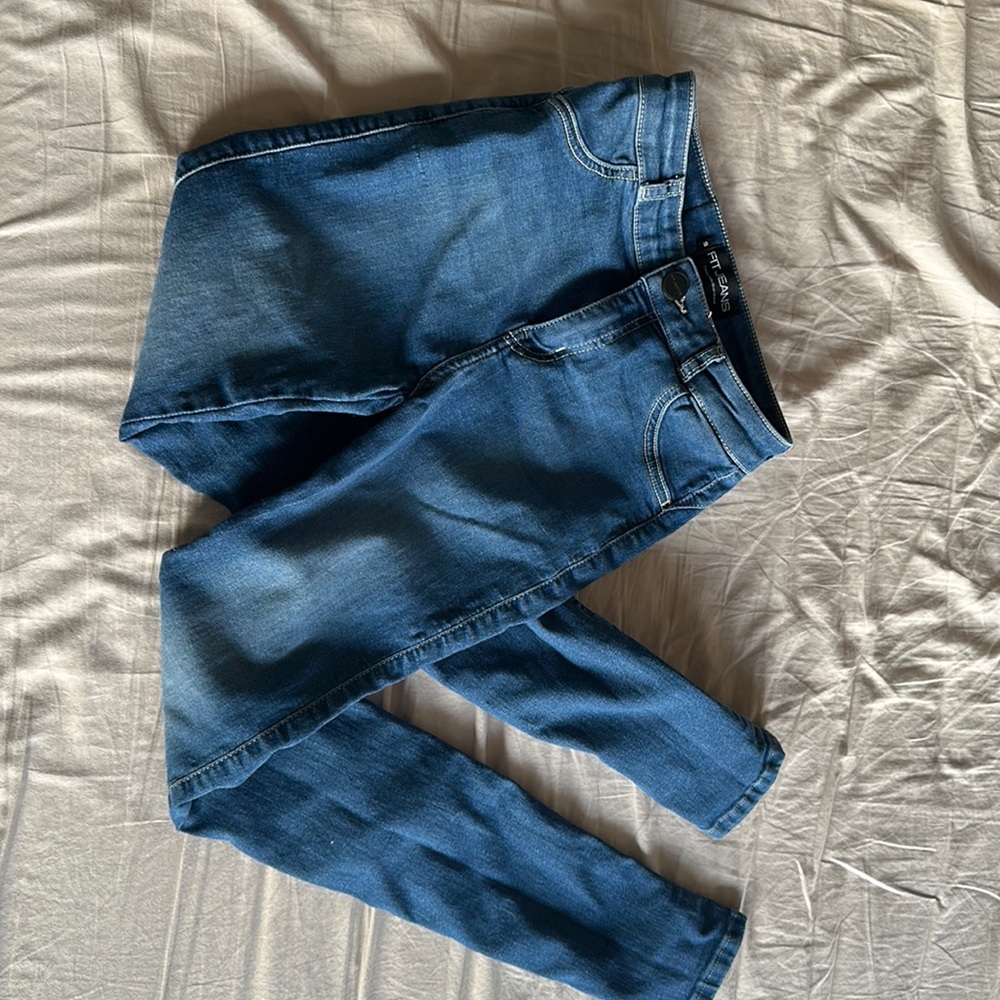 FIT JEANS (NWOT) Medium wash